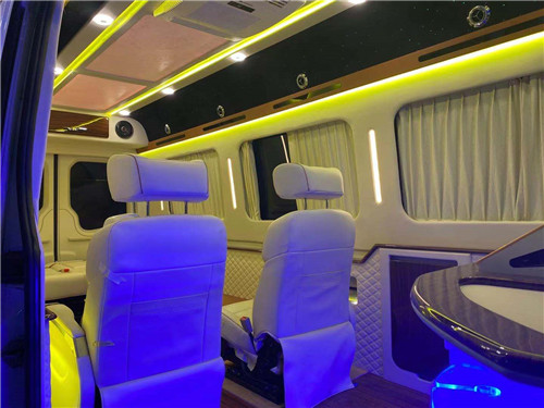 國六標準奔馳威霆商務車