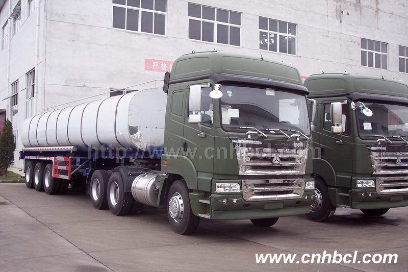 三軸化工液體運(yùn)輸半掛車(chē)
